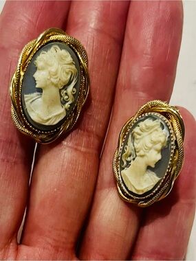 Vintage Cameo Clip On Earrings Gold Tone Lady Portrait Slate Blue Oval